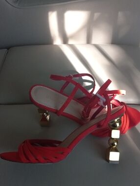 Shoe Dazzle Red Strappy Sandals with Sculpted Gold Block Heel Size: 12